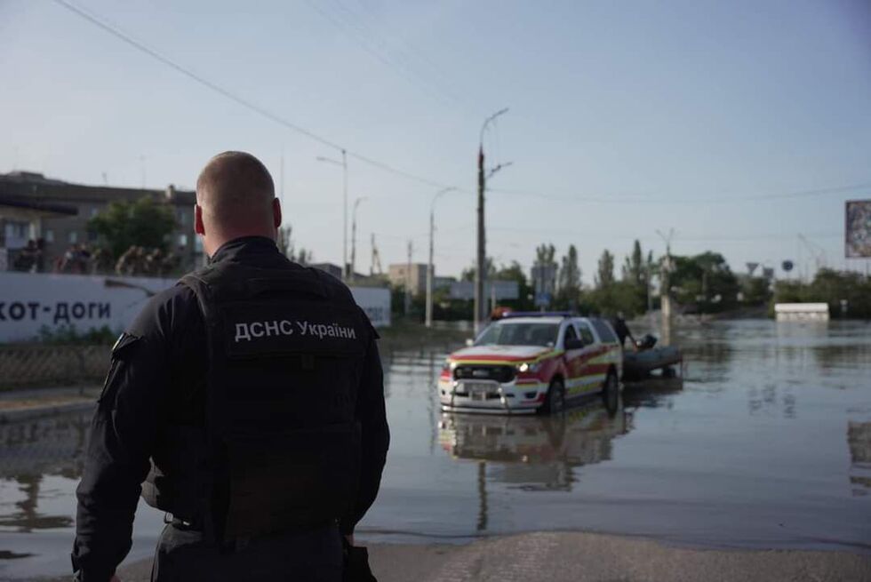 На півдні України під воду йдуть міста й села після підриву окупантами Каховської ГЕС. Фоторепортаж 24