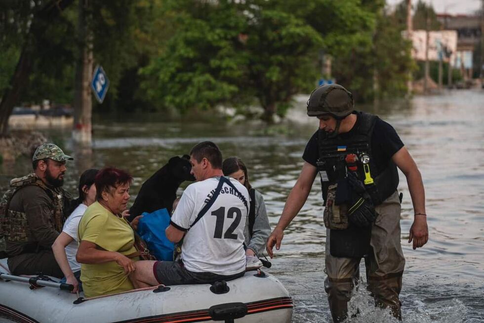 На півдні України під воду йдуть міста й села після підриву окупантами Каховської ГЕС. Фоторепортаж 26