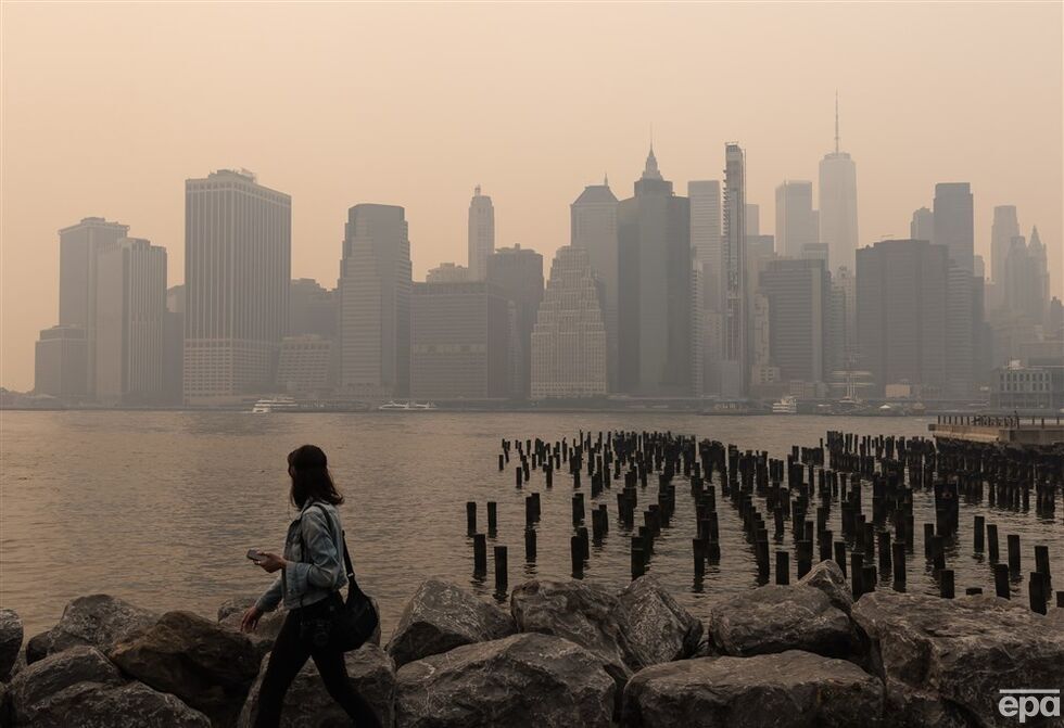 Нью-Йорк накрыло дымом от лесных пожаров в Канаде. Фоторепортаж 7