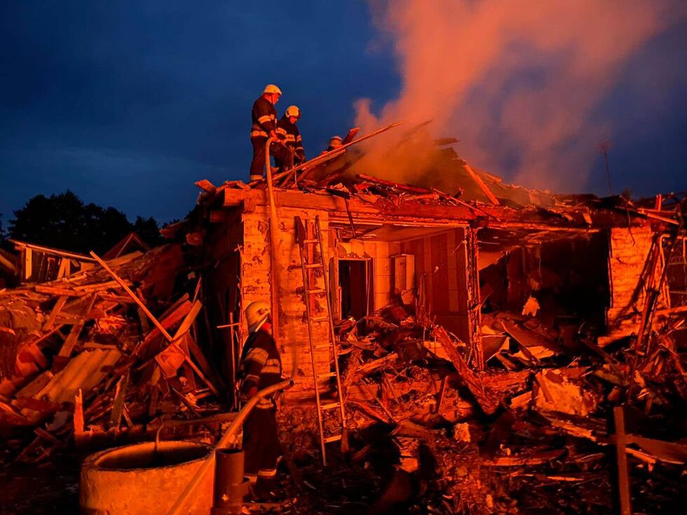  В результате падения обломков российской ракеты в Звягеле погибла женщина, разрушены и повреждены десятки домов. Фоторепортаж 2