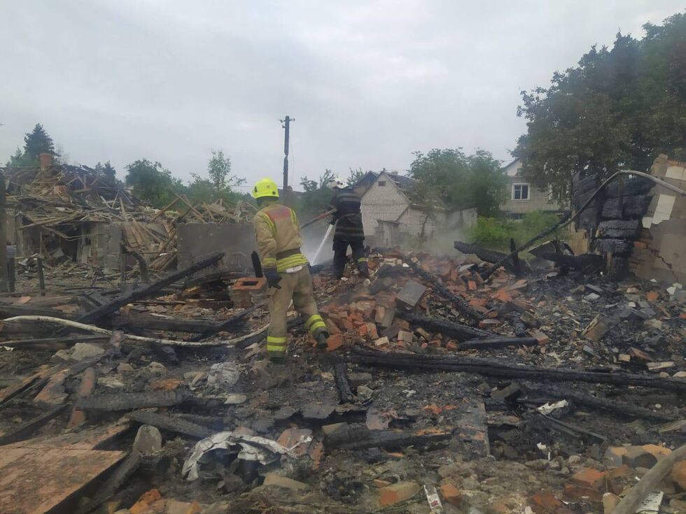  В результате падения обломков российской ракеты в Звягеле погибла женщина, разрушены и повреждены десятки домов. Фоторепортаж 3