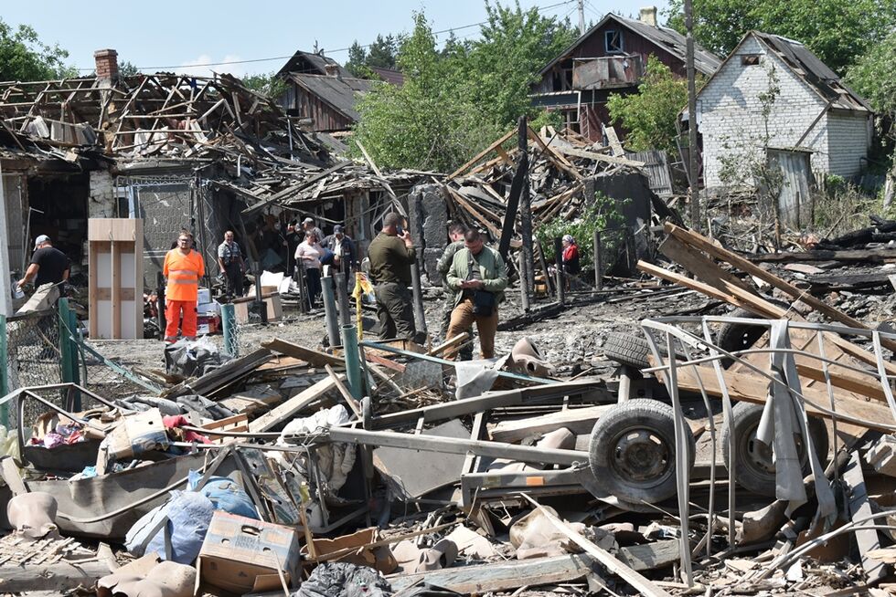  В результате падения обломков российской ракеты в Звягеле погибла женщина, разрушены и повреждены десятки домов. Фоторепортаж 5
