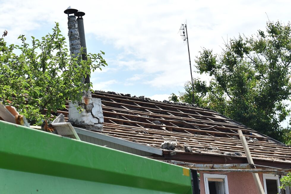 Внаслідок падіння уламків російської ракети у Звягелі загинула жінка, зруйновано та пошкоджено десятки будинків. Фоторепортаж 7