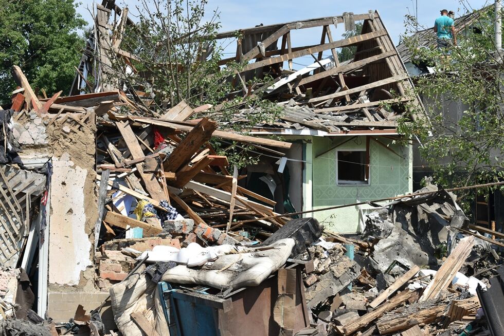  В результате падения обломков российской ракеты в Звягеле погибла женщина, разрушены и повреждены десятки домов. Фоторепортаж 8