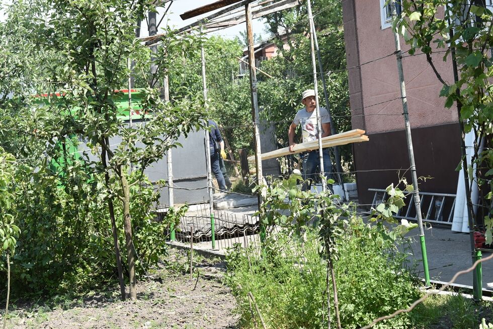  В результате падения обломков российской ракеты в Звягеле погибла женщина, разрушены и повреждены десятки домов. Фоторепортаж 11