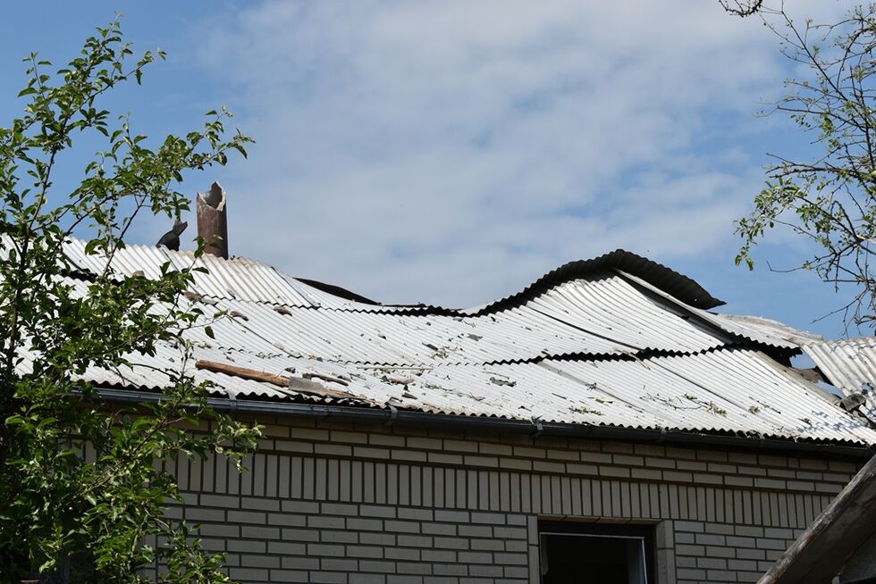  В результате падения обломков российской ракеты в Звягеле погибла женщина, разрушены и повреждены десятки домов. Фоторепортаж 12