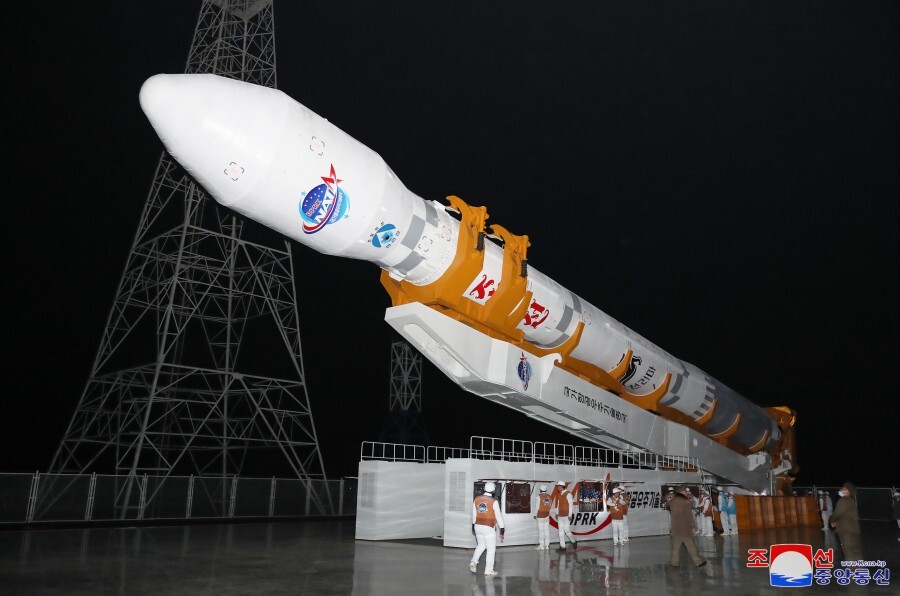 КНДР заявила о запуске спутника-шпиона. Фоторепортаж 1