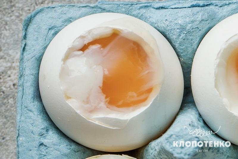 Як приготувати яйця круто. Експерт показав, який вигляд має жовток за одну, три, п'ять, сім, дев'ять хвилин після приготування. Фото 1