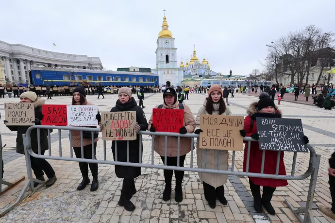 В Киеве провели акцию в поддержку пленных защитников "Азовстали". Фоторепортаж 1