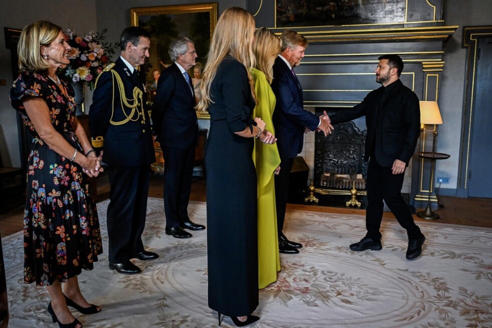 Volodimir Zelenski, pentru prima dată în costum clasic: Apariție la Haga în fața liderilor mondiali 1 Зеленський приїхав до Гааги у класичному костюмі. Фото 1