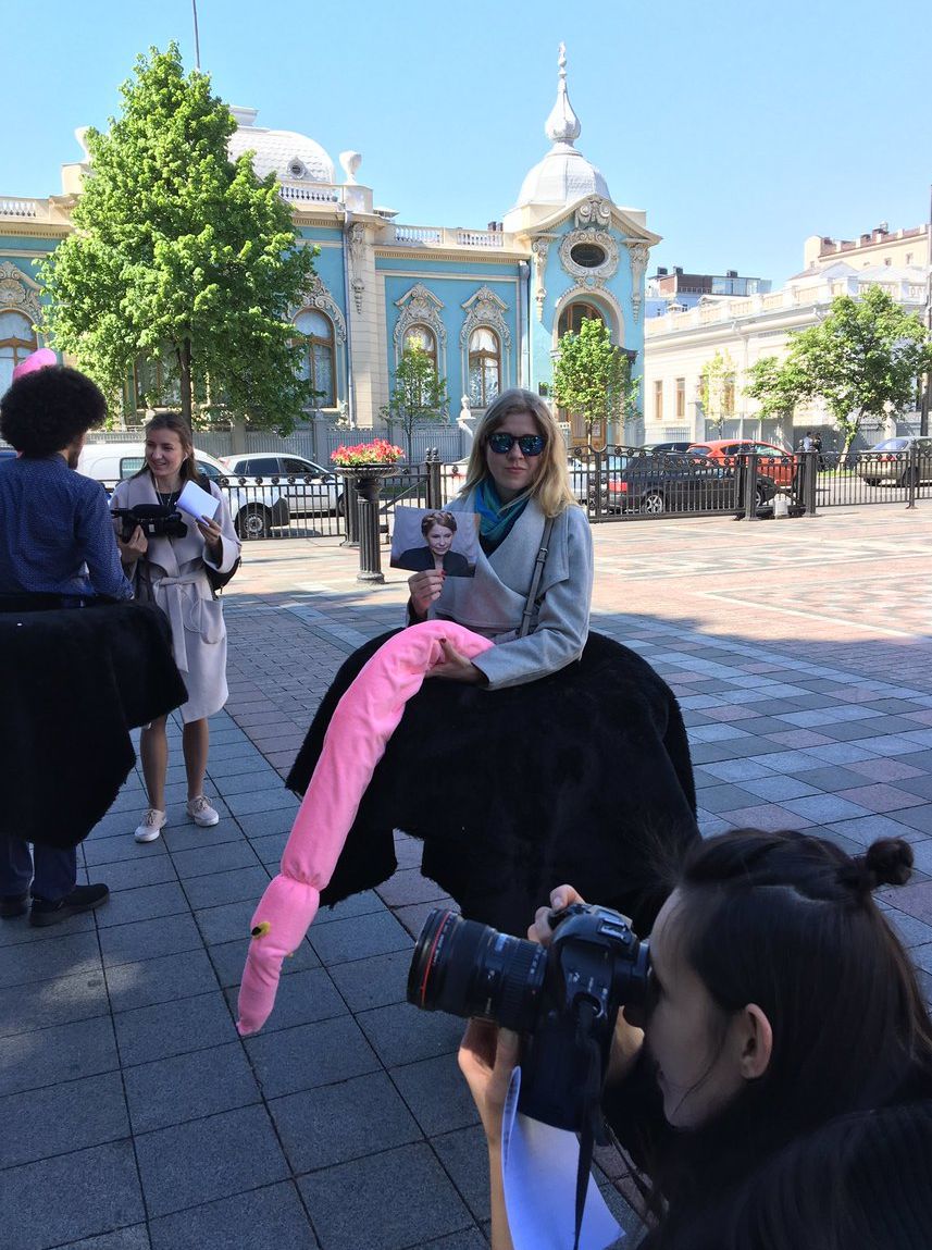 Активисты движения "Чесно" пришли к Раде в костюмах страусов. Фоторепортаж 1