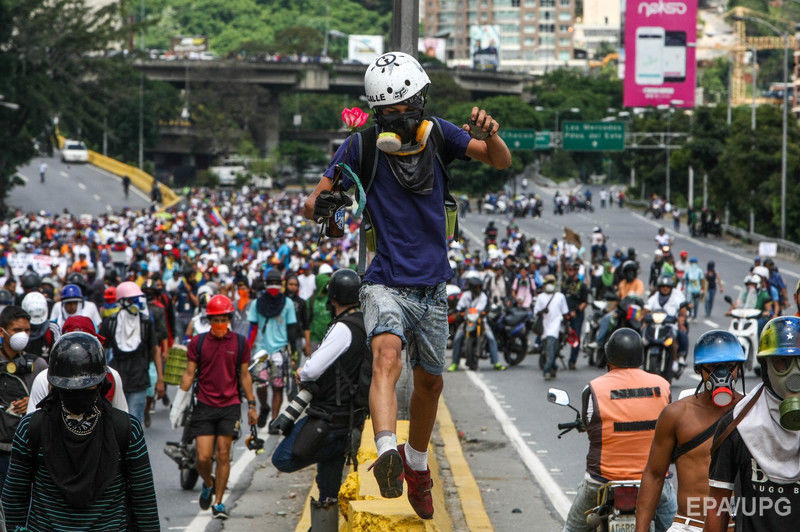Протесты в Венесуэле продолжаются. Фоторепортаж 13