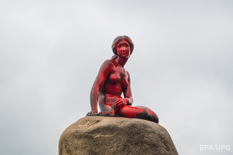 В Дании знаменитую статую Русалочки выкрасили в красный цвет. Фоторепортаж 1