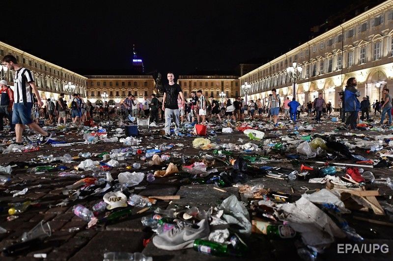 Тиснява в Турині, постраждали сотні вболівальників. Фоторепортаж 1