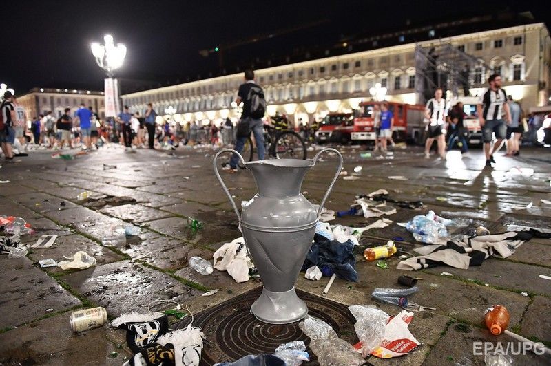 Тиснява в Турині, постраждали сотні вболівальників. Фоторепортаж 6