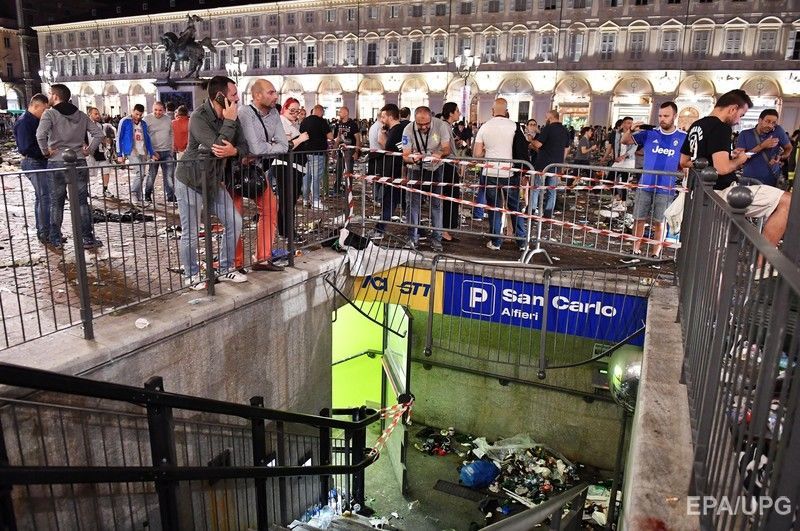 Тиснява в Турині, постраждали сотні вболівальників. Фоторепортаж 7
