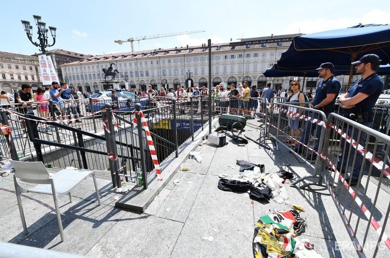 Тиснява в Турині, постраждали сотні вболівальників. Фоторепортаж 11