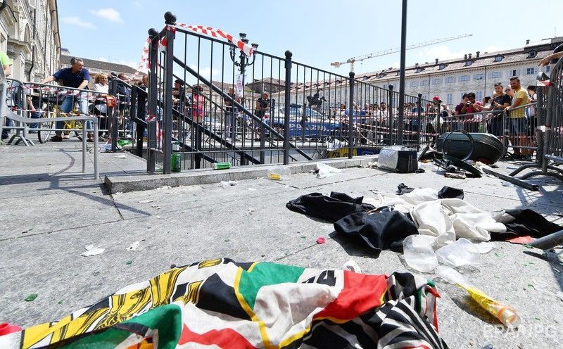 Тиснява в Турині, постраждали сотні вболівальників. Фоторепортаж 12