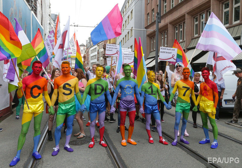 В Берлине прошел гей-парад Christopher Street Day. Фоторепортаж / ГОРДОН