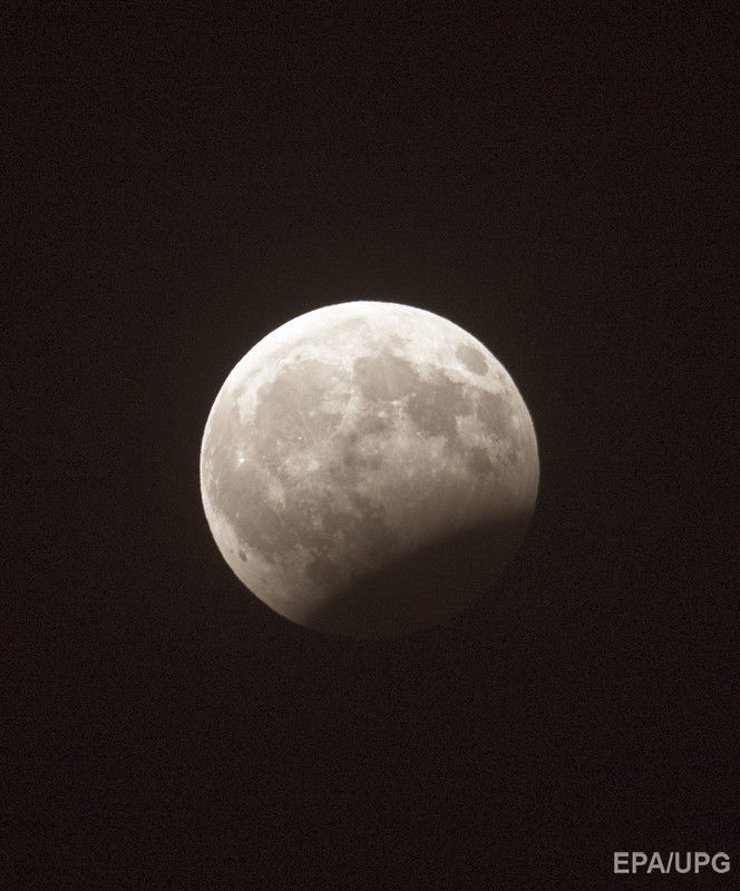 ﻿У світі спостерігали за місячним затемненням. Фоторепортаж 3
