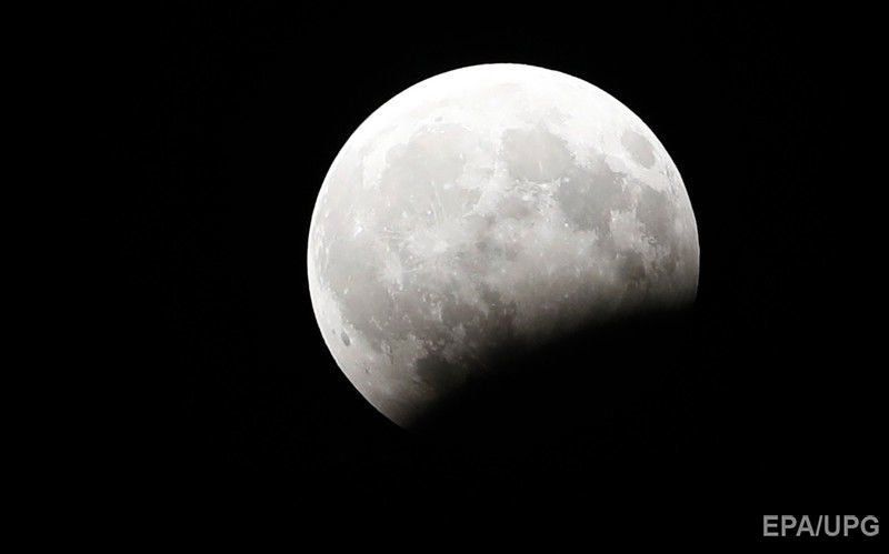 ﻿У світі спостерігали за місячним затемненням. Фоторепортаж 7