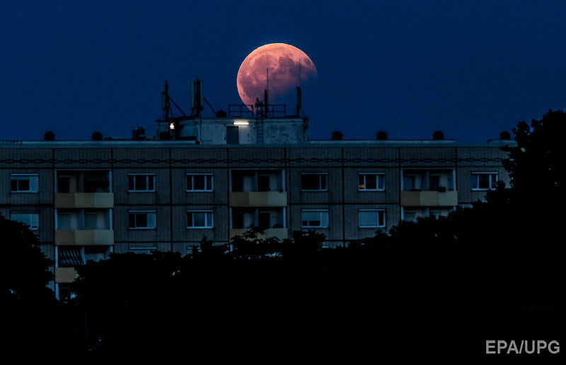 ﻿У світі спостерігали за місячним затемненням. Фоторепортаж 9