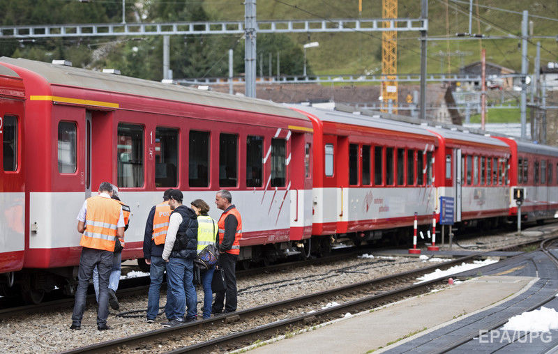 ﻿У Швейцарії зіткнулися потяги. Фоторепортаж 1