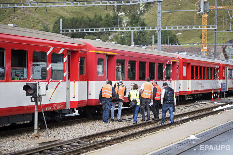 ﻿У Швейцарії зіткнулися потяги. Фоторепортаж 3