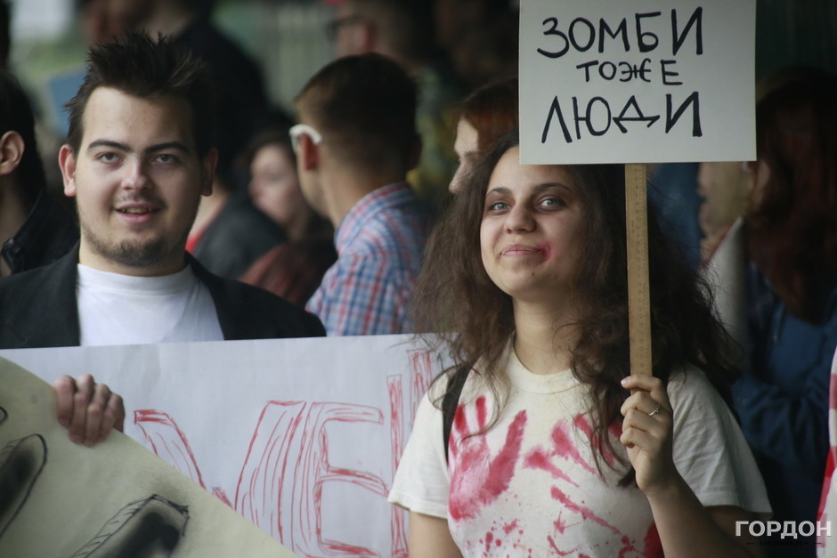 В Киеве провели "Монстрацию" - альтернативное первомайское шествие