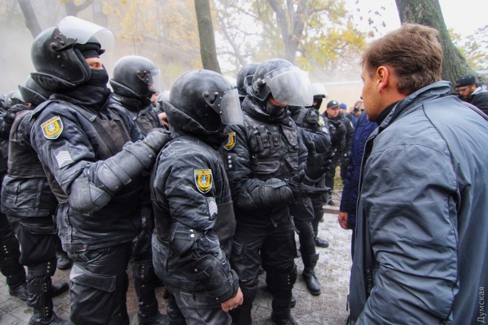 ﻿В Одесі мітингувальники проти будівництва висотки побилися з поліцією. Фоторепортаж 4