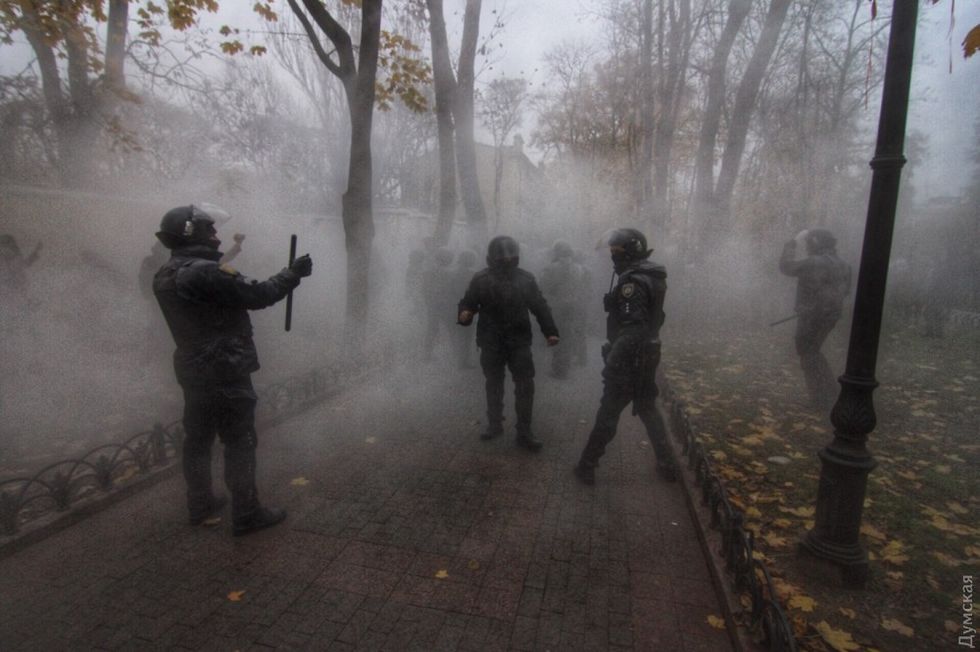 ﻿В Одесі мітингувальники проти будівництва висотки побилися з поліцією. Фоторепортаж 5