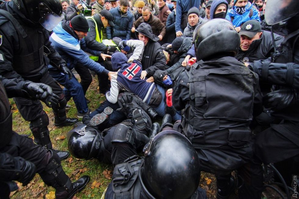﻿В Одесі мітингувальники проти будівництва висотки побилися з поліцією. Фоторепортаж 6