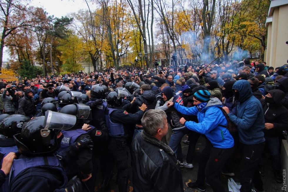 ﻿В Одесі мітингувальники проти будівництва висотки побилися з поліцією. Фоторепортаж 7