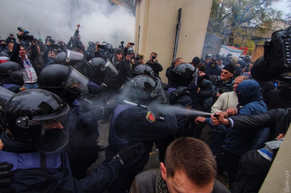 ﻿В Одесі мітингувальники проти будівництва висотки побилися з поліцією. Фоторепортаж 10