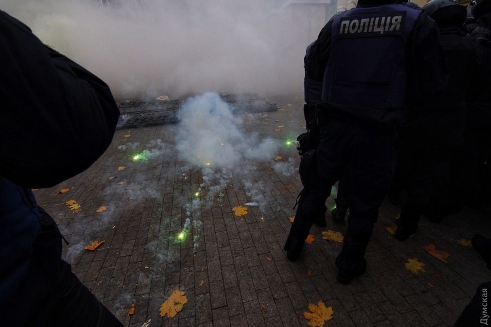 ﻿В Одесі мітингувальники проти будівництва висотки побилися з поліцією. Фоторепортаж 11