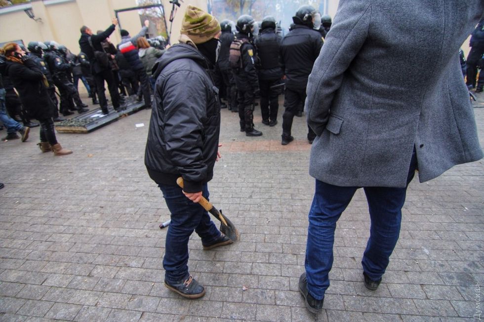 ﻿В Одесі мітингувальники проти будівництва висотки побилися з поліцією. Фоторепортаж 12