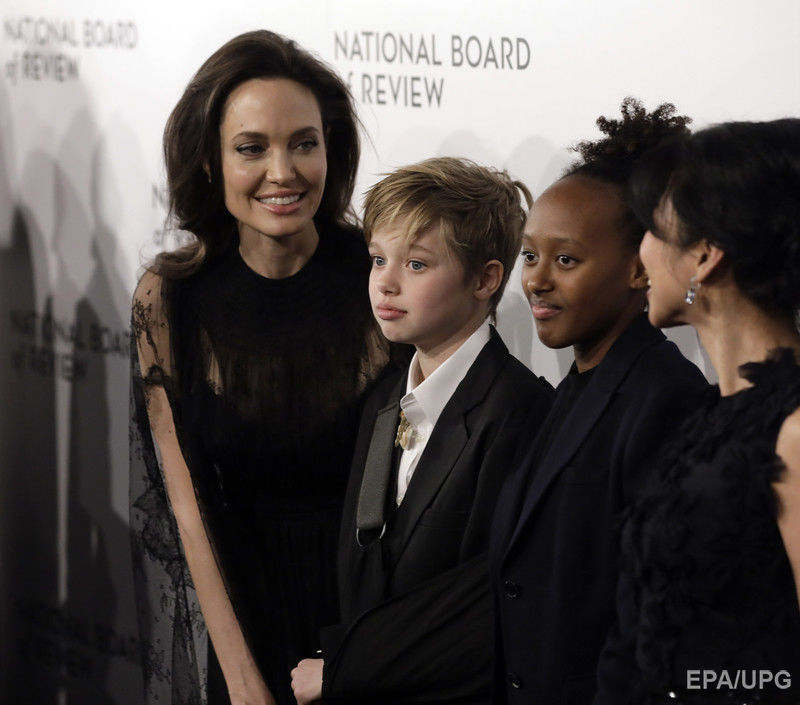 Дочка Джолі з поламаною рукою супроводжувала маму на National Board of Review Awards. Фоторепортаж 1