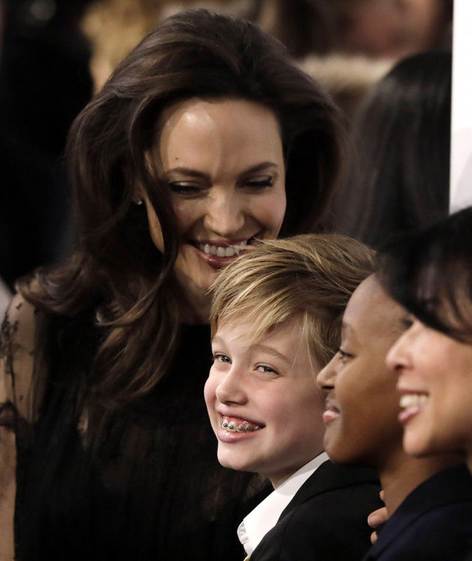 Дочка Джолі з поламаною рукою супроводжувала маму на National Board of Review Awards. Фоторепортаж 2