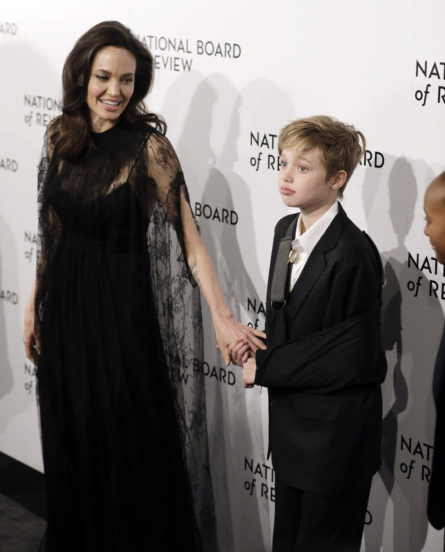 Дочка Джолі з поламаною рукою супроводжувала маму на National Board of Review Awards. Фоторепортаж 3