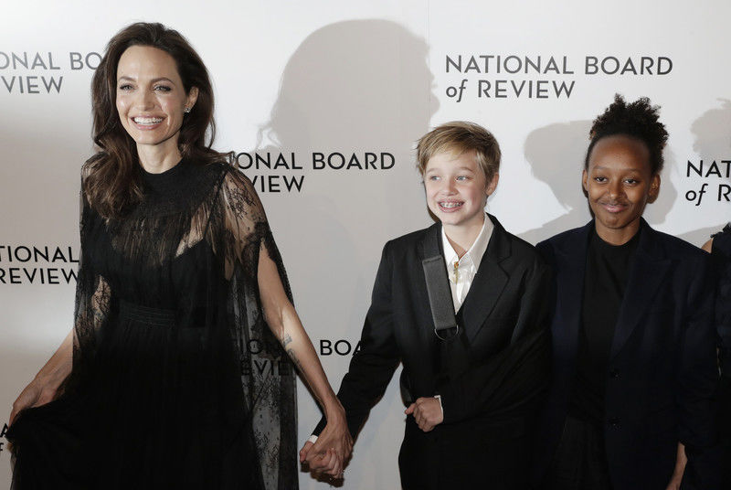 Дочка Джолі з поламаною рукою супроводжувала маму на National Board of Review Awards. Фоторепортаж 5