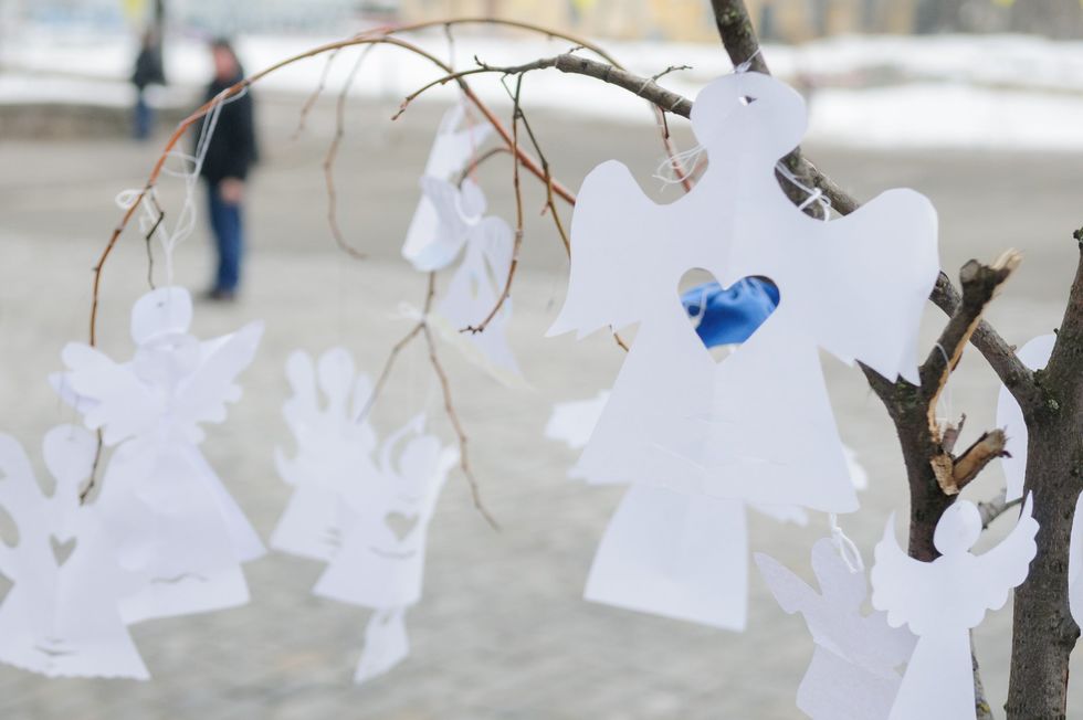 В центре Киева в память о Небесной сотне развесили сотни бумажных ангелов. Фоторепортаж  1