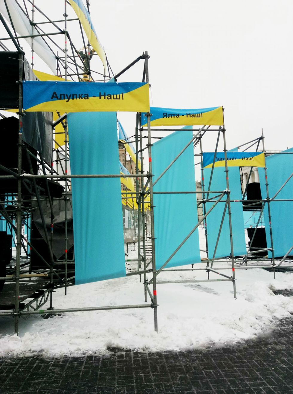 В полиции Киева сообщили о задержании двух участников митинга на Майдане, во время которого разобрали металлические конструкции 1