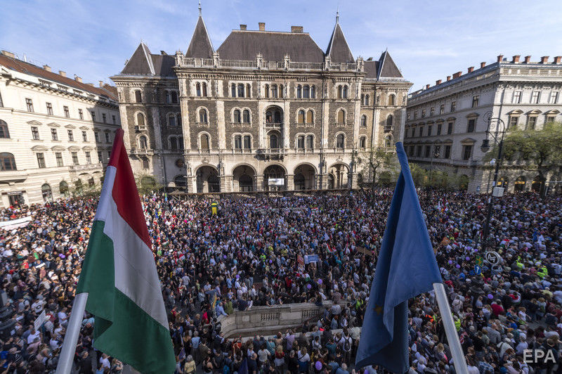 "Мы – большинство". В Венгрии прошли митинги с требованием пересчитать голоса на парламентских выборах. Фоторепортаж 1