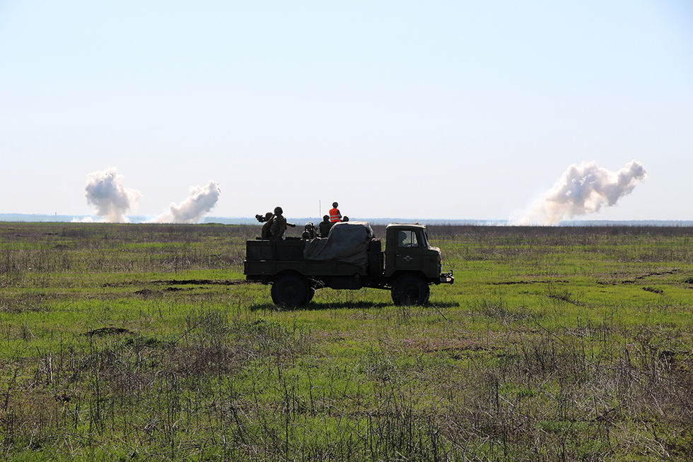 На полигоне возле Азовского моря прошли крупнейшие с начала года военные учения ВСУ. Фоторепортаж 11