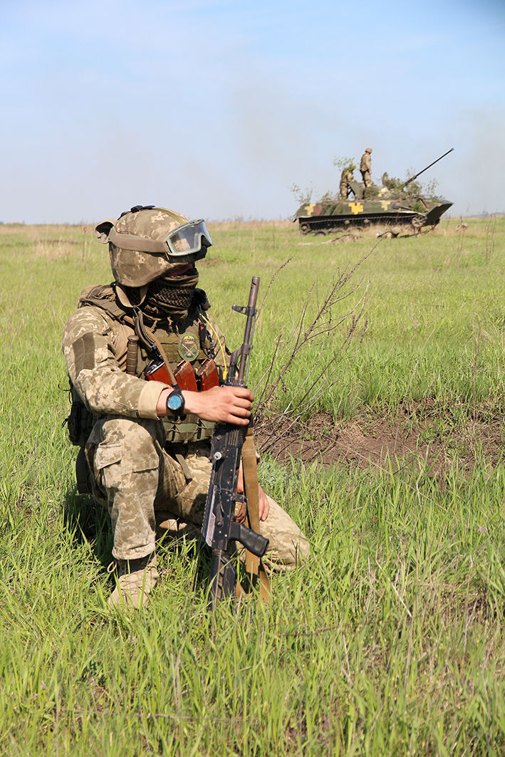 На полигоне возле Азовского моря прошли крупнейшие с начала года военные учения ВСУ. Фоторепортаж 12