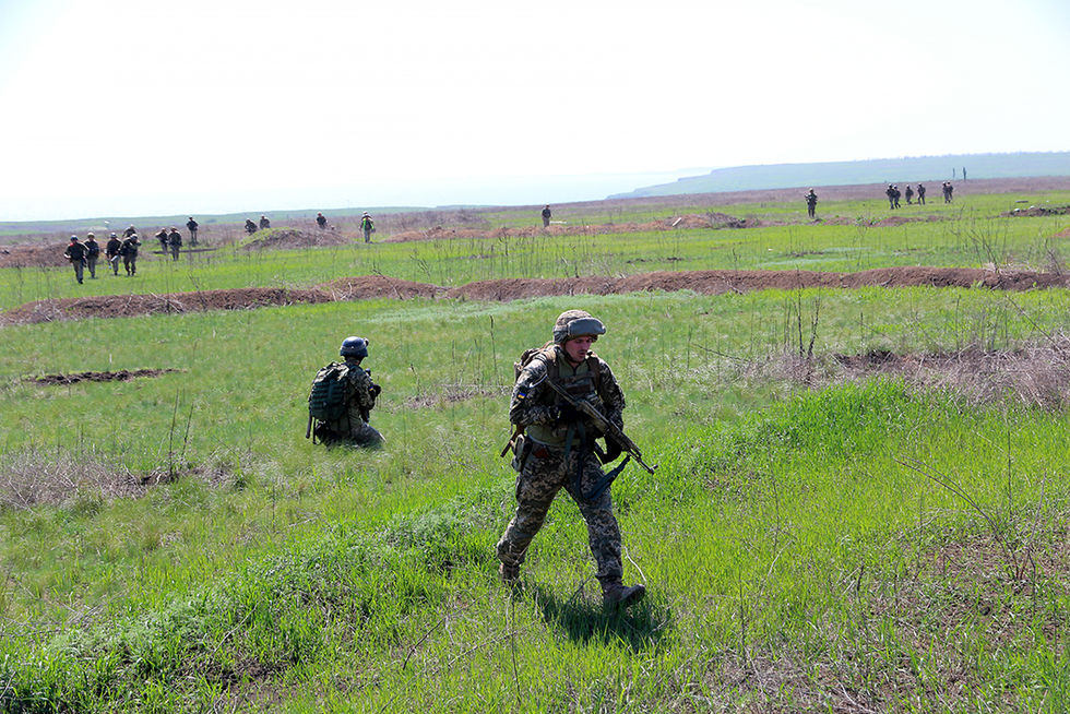 На полигоне возле Азовского моря прошли крупнейшие с начала года военные учения ВСУ. Фоторепортаж 14