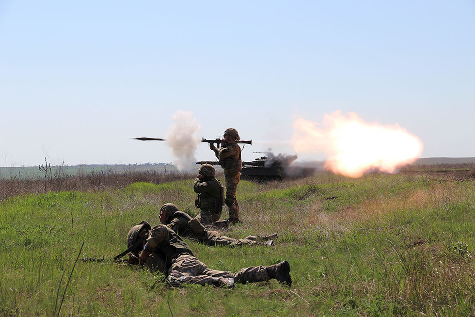 На полигоне возле Азовского моря прошли крупнейшие с начала года военные учения ВСУ. Фоторепортаж 16