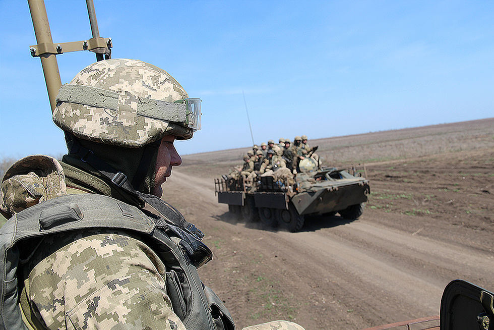 На полигоне возле Азовского моря прошли крупнейшие с начала года военные учения ВСУ. Фоторепортаж 19
