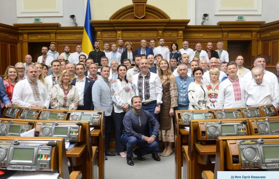 В День вышиванки украинские политики пришли на работу в национальной одежде. Фоторепортаж 8