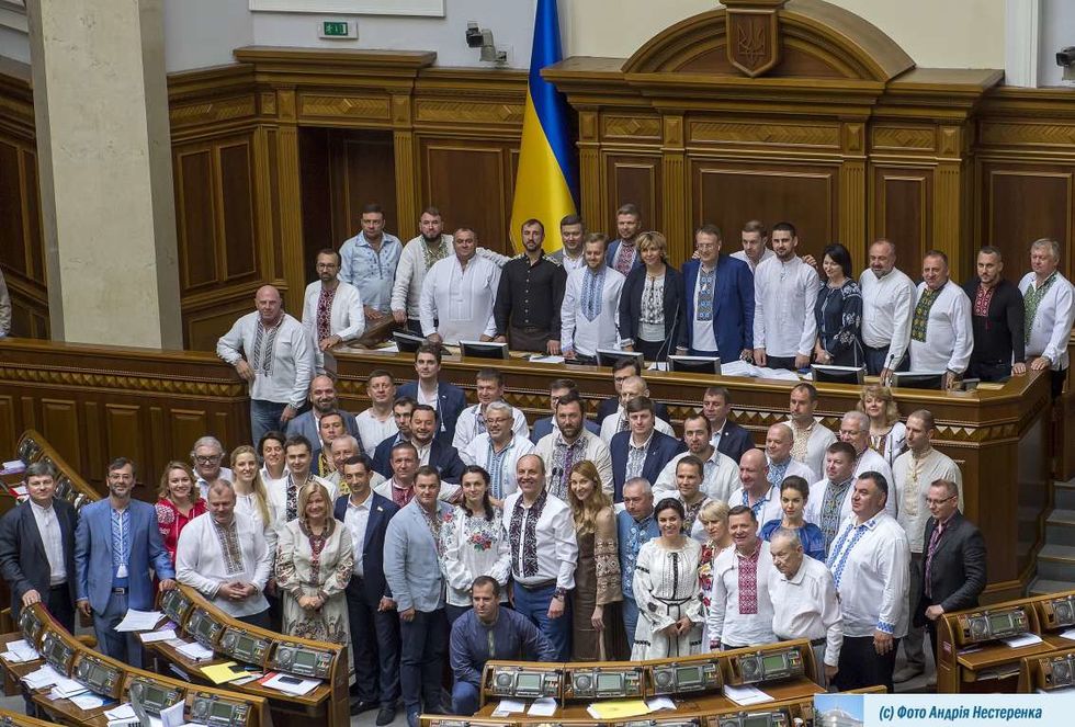 В День вышиванки украинские политики пришли на работу в национальной одежде. Фоторепортаж 10